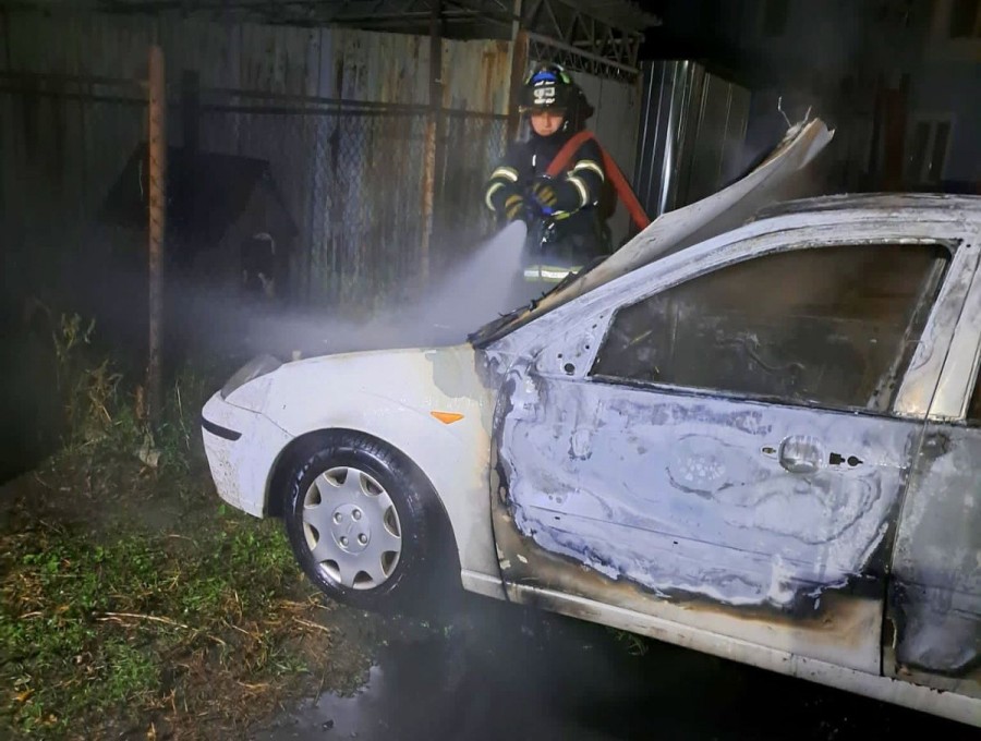 Stingerea unui incendiu izbucnit la un autoturism aflat parcat în apropierea Bulevardului Revoluției