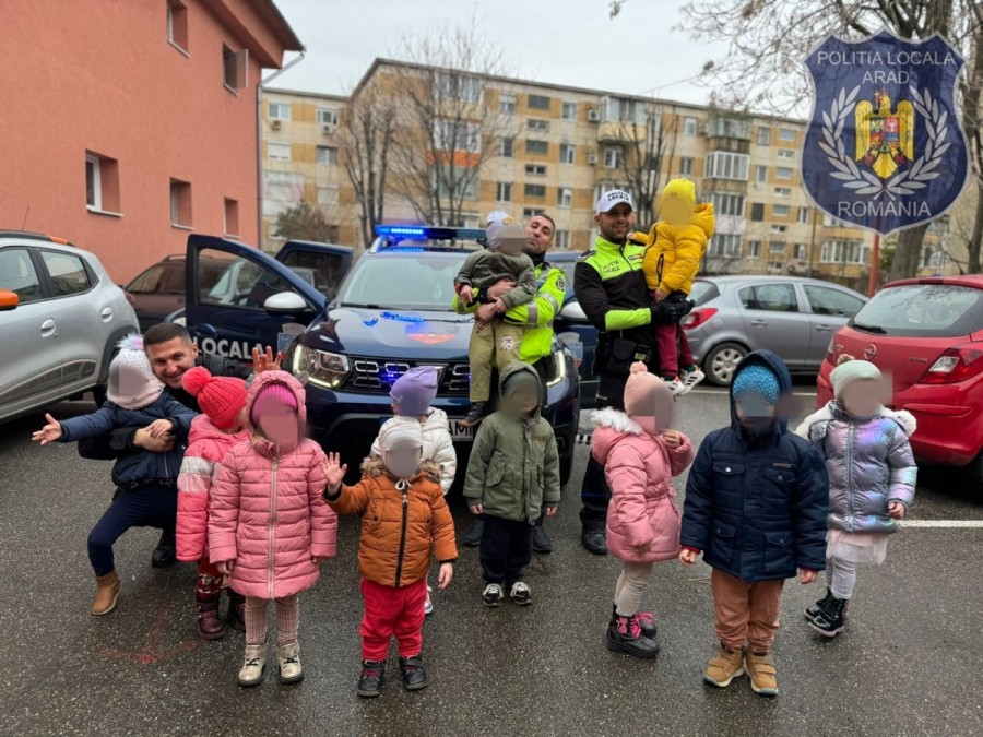 Polițistul local, prietenul copiilor (FOTO)