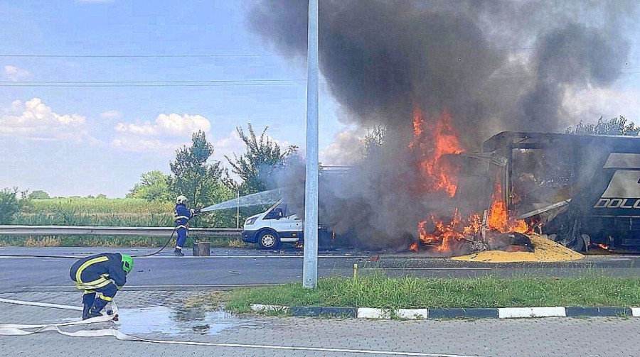 Accident rutier urmat de incendiu la un autocamion încărcat cu cereale și la o camionetă la Nădlac