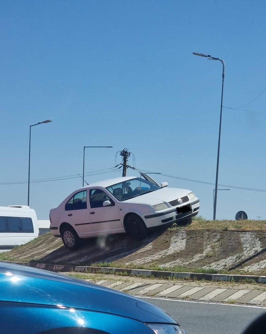 S-a urcat pe sensul giratoriu de la Dedeman, din Vlaicu