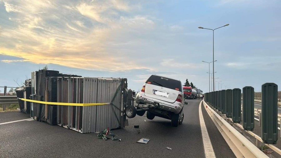 O mașină care tracta o remorcă s-a răsturnat pe autostrada A1