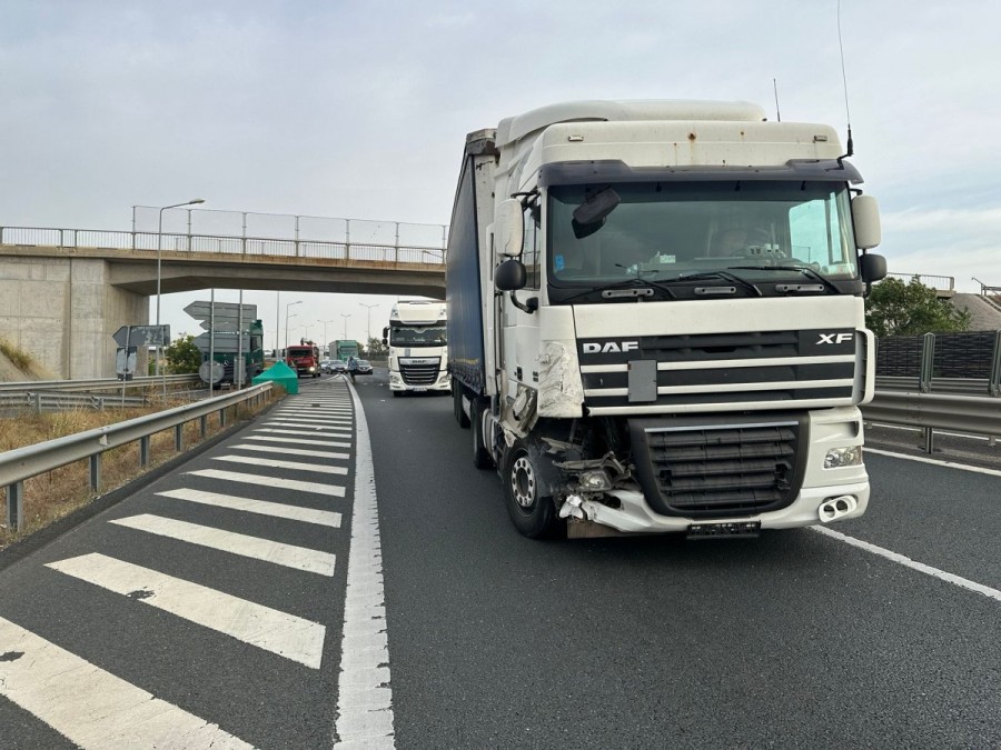 Accident pe autostrada A1, la coborârea spre Zădăreni (FOTO)