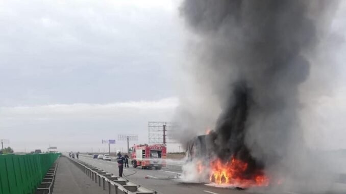 Un camion a luat foc pe A1, în apropiere de Vama Nădlac