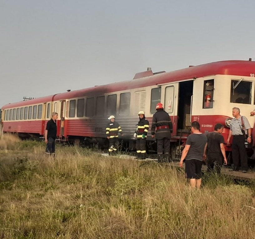 Incendiu la compartimentul motor al unui tren în apropierea localității Pecica