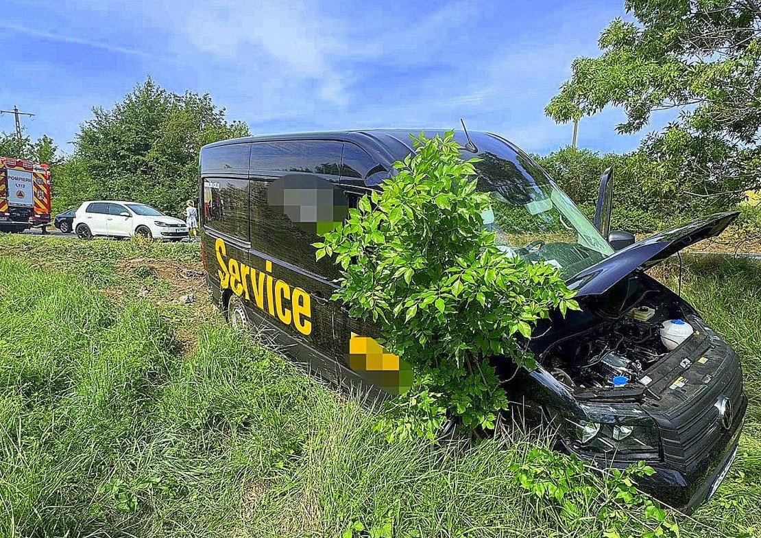 Accident rutier, cu un microbuz ieșit în afara părții carosabile între localitățile Vinga și Șagu