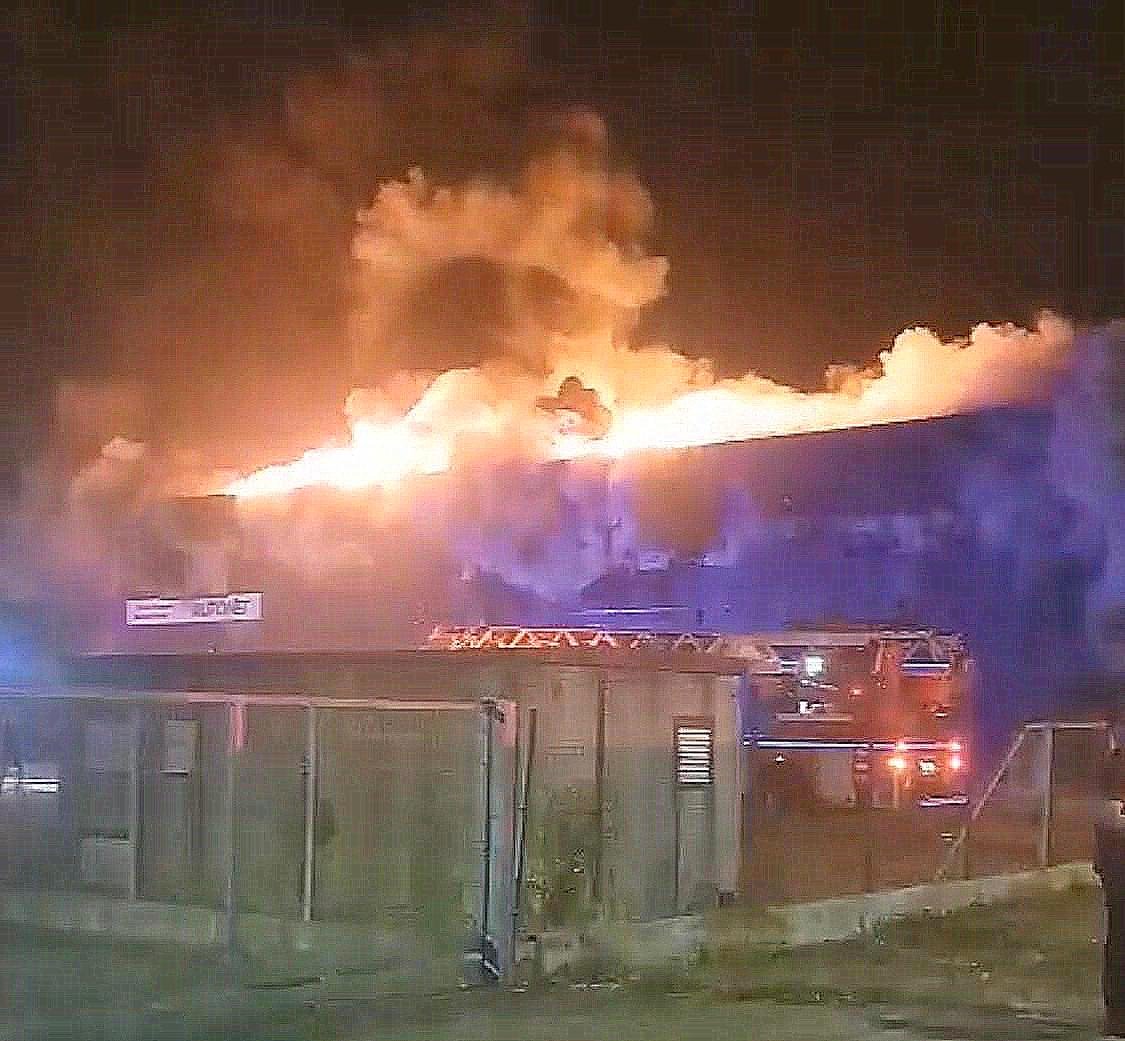  Incendiu la un service auto pe Calea Radnei