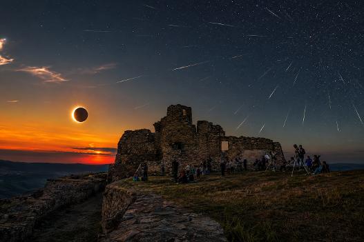 Eclipsă de Soare și ploaie de stele, în aceeași seară, lângă Arad. Spectacol astronomic gratuit la Cetatea Șiria