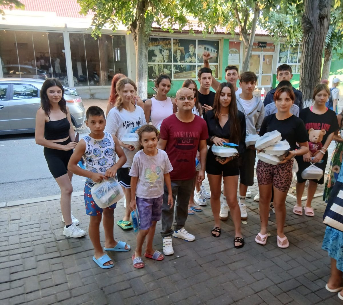 57 de copii defavorizați au ajuns la mare datorită unei campanii umanitare (FOTO)