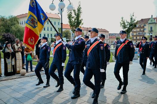 0 de ani în prima linie: pompierii din Arad și-au sărbătorit ziua în Piața Catedralei