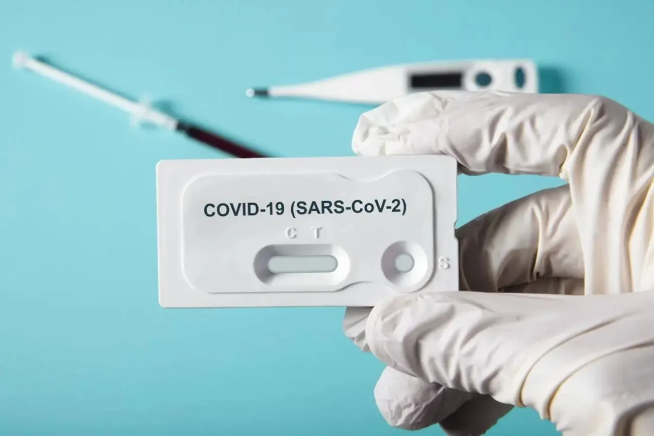 COVID-19, din nou în creștere în Europa! Cazurile au explodat în Marea Britanie. Simptomul neobișnuit al variantei XFG