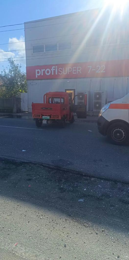 Accident rutier în Ineu: Un bărbat de 62 de ani, în stare gravă după impactul dintre un autoturism și o tricicletă electrică